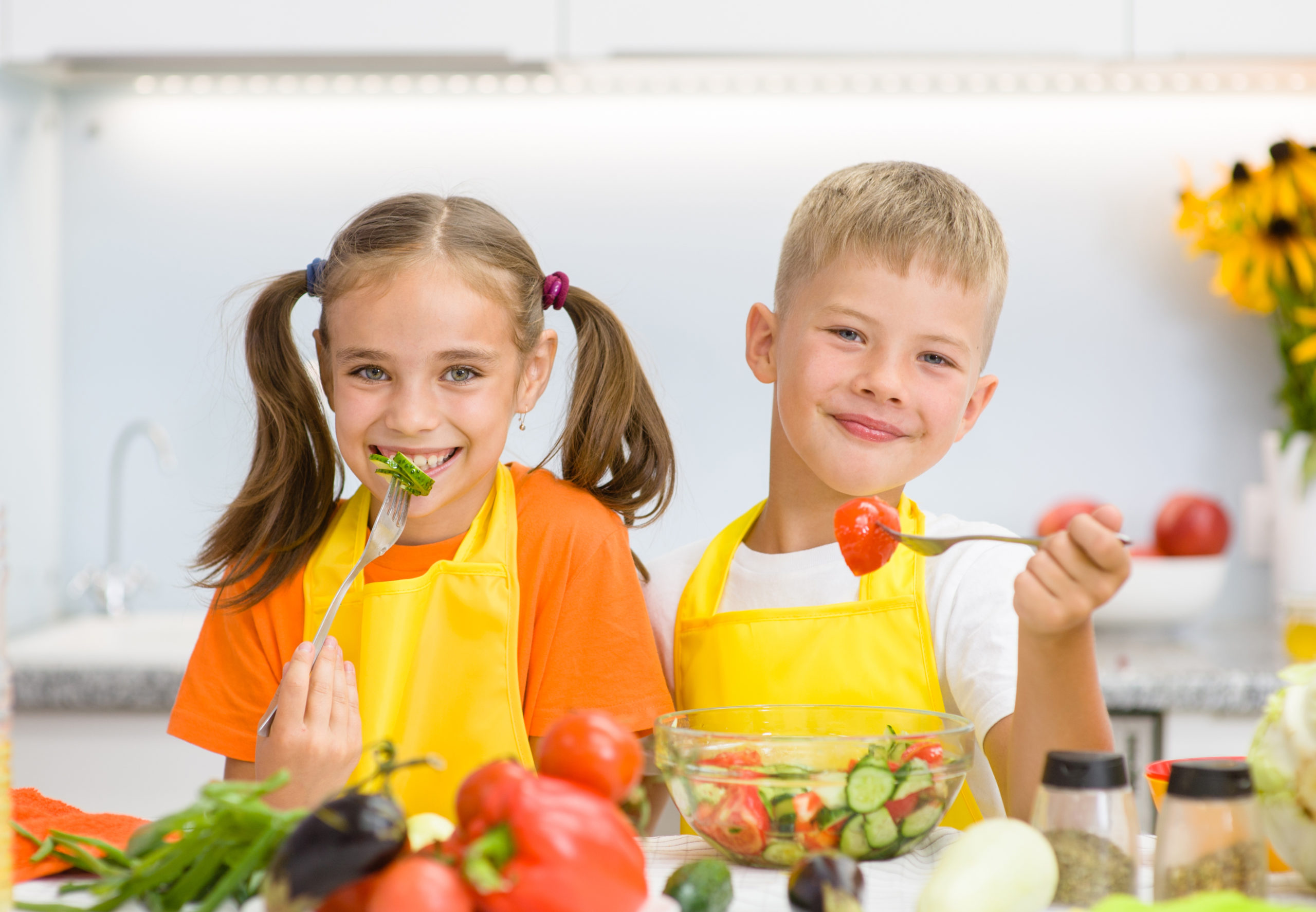 Smiling kids eating fruits